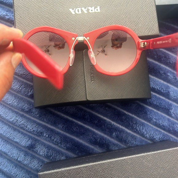 Authentic Prada Sunglasses like new - Picture 3 of 3